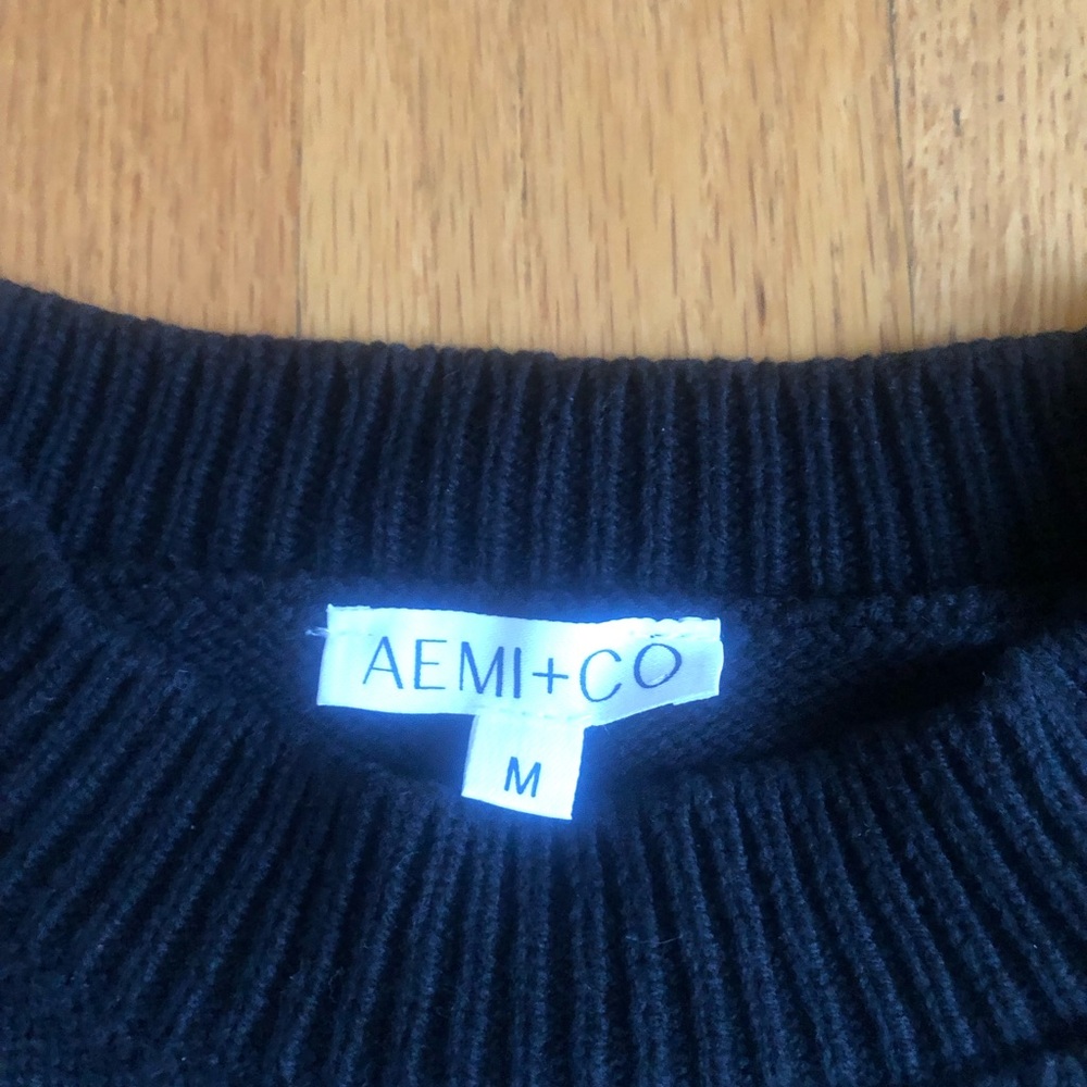 Aemi and Co. ina oversized sweater - Picture 4 of 6